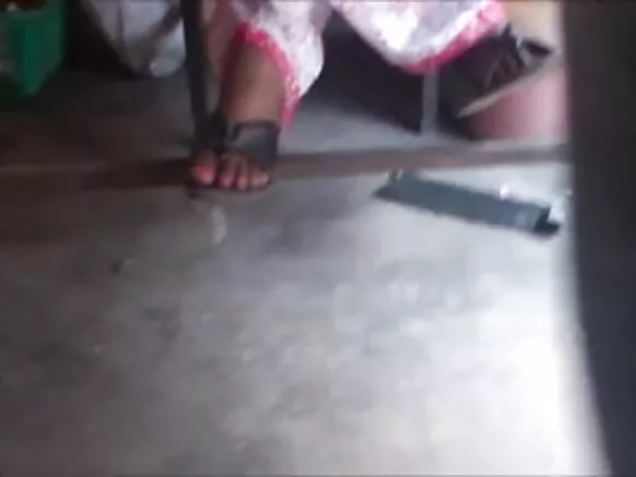 ਡੈਸਕਟਾਪ ਦੇ ਹੇਠਾਂ ਸੈਕਸੀ ਵੀਡੀਓ ਫੋਟੋ