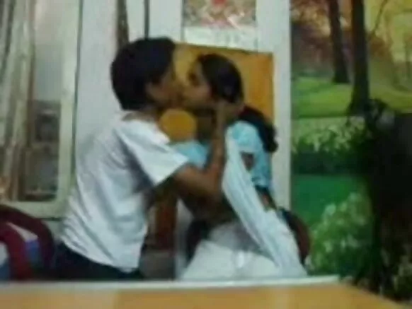 BF ਅੰਗਰੇਜ਼ੀ ਵਿੱਚ ਕੁੱਕੜ ਅਤੇ sexy boobs ਚੂਸਣ girls ਫੜਿਆ