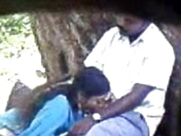 Indian sexy movie ਪਾਰਕ ਵਿੱਚ ਕੁੱਕੜ ਨੂੰ ਚੂਸਣਾ