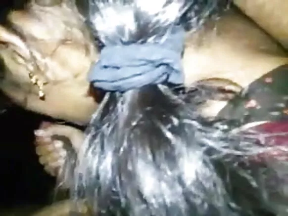 ਨਵਾਂ ਵਿਆਹਿਆ ਗੁਆਂਢੀ ਮੇਰਾ ਕੁੱਕੜ ਚੂਸ ਰਿਹਾ ਹੈ