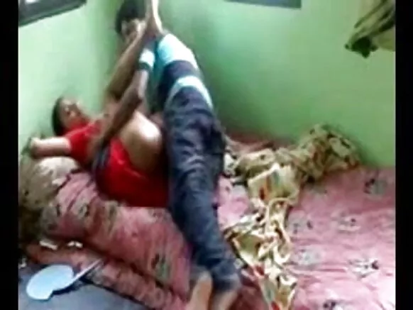 ਦੇਸੀ ਮੁੰਡਾ ਘਰ ਵਿੱਚ ਵੇਸ਼ਵਾ ਚੁਦਾਈ ਕਰਦਾ ਹੈ