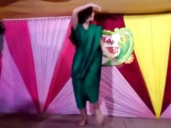 ਮਾਹੀਆ ਮਾਹੀ ਮੇਰੀ ਸਭ ਤੋਂ ਚੰਗੀ ਦੋਸਤ ਖੁੱਲੀ ਸੈਕਸੀ ਫਿਲਮ ਵੀਡੀਓ (ਫਿਲਮ ਅਦਾਕਾਰਾ ਬੰਗਲਾ ਦੇਸੀ ਮੇਰੀ ਦੇਸੀ)
