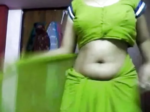 ਉਸ ਦੀ ਸੈਕਸੀ ਹੀਰੋਇਨ ਨੀਲੀ ਚਿੱਤਰ ਸਾੜੀ ਸਾੜੀ