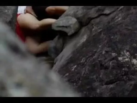 Goa salman ki sexy movie ਗੋਆ ਦਾ ਬੀਚ ਚੱਟਾਨਾਂ ਦੇ ਪਿੱਛੇ ਲੁਕਿਆ ਹੈ।
