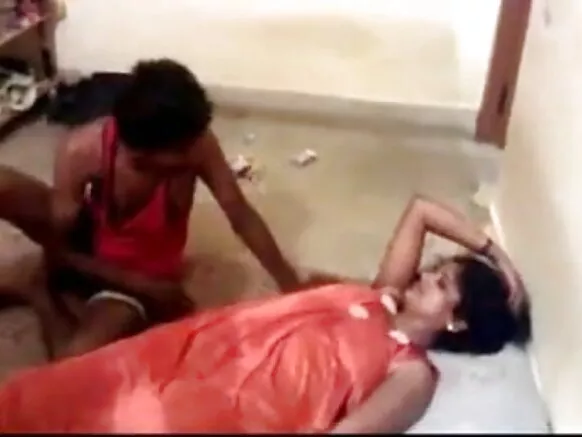 India Cornudo ਪਤਨੀ ਨੂੰ ਇੱਕ cuckold ਮੁੰਡੇ hindi sexy movie photo