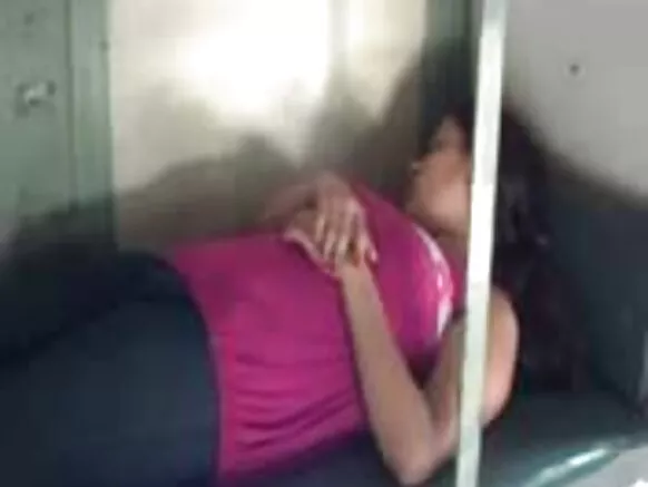 ਟ੍ਰੇਨ -2 ਤੋਂ ਮੇਰੀ ਸਹੇਲੀ ਦੀ ਤਸਵੀਰ sexy movie