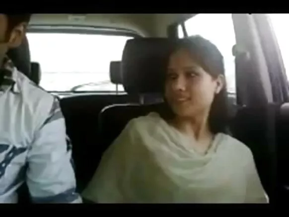 ਕਾਰ ਭਾਗ I ਵਿੱਚ ਮਸਤੀ ਕਰਦੇ ਹੋਏ ਉੱਤਰੀ ਭਾਰਤ ਦੇ ਨੌਜਵਾਨ ਜੋੜੇ ਦੀ ਤਸਵੀਰ