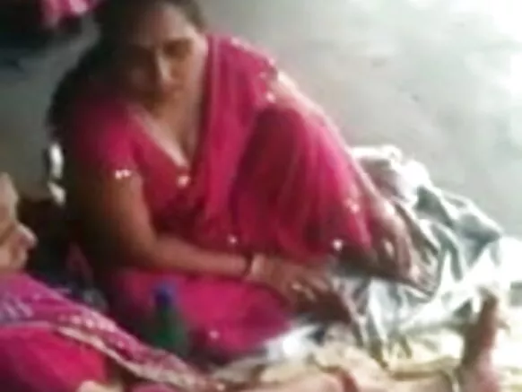 ਇੱਕ busty ਰੇਲਵੇ ਸਟੇਸ਼ਨ 'ਤੇ Busty Indian MILF 2(o)(o) ਸੈਕਸੀ bp ਵੀਡੀਓ