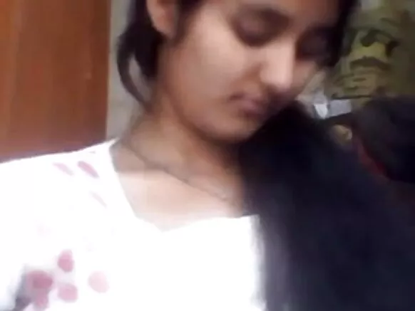 ਨੌਜਵਾਨ ਭਾਰਤੀ ਕਿਸੇ ਨੂੰ ਉਸ ਦੇ boobs ਦਿਖਾ sexy ਨੌਜਵਾਨ ਉਸ ਦੇ boobs ਨੂੰ ਵੇਖਾਉਦਾ ਹੈ