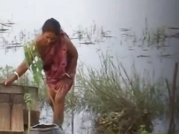 ਆਂਟੀ ਬਿਨਾਂ ਬਲਾਊਜ਼ ਦੇ ਬੁੱਬਸ ਦਿਖਾ ਰਹੀ ਹੈ sexy hindi Movie 2 ਦਿਖਾ ਰਹੇ boobs